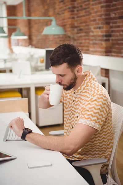 Male executive checking time — Stock Photo, Image