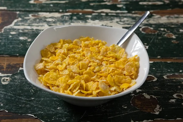 Cuenco de trigo cereal con cuchara — Foto de Stock