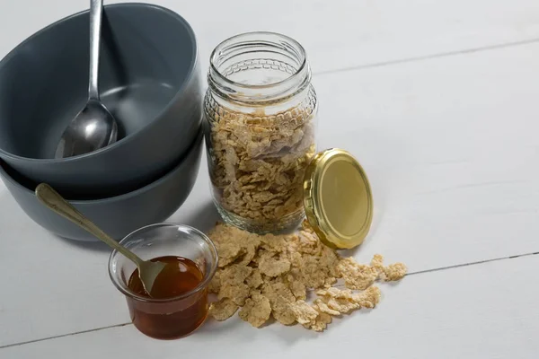 Copos y tazón de miel en la mesa —  Fotos de Stock