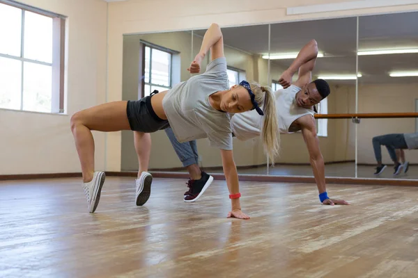 Bailarines practicando contra el espejo en el suelo — Foto de Stock