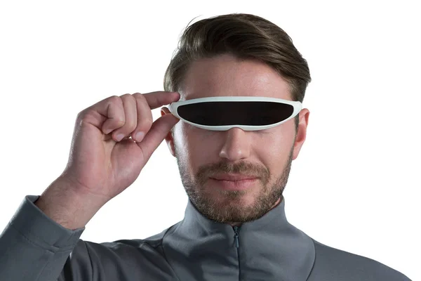 Hombre usando gafas de realidad virtual — Foto de Stock