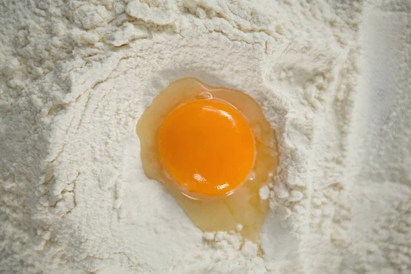 Gema de ovo na farinha — Fotografia de Stock