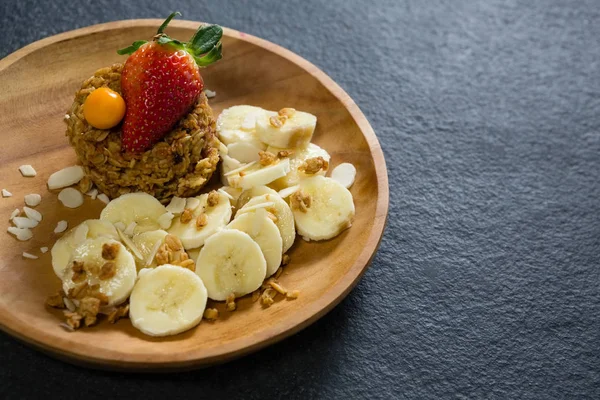 Tallrik med frukost på bordet — Stockfoto