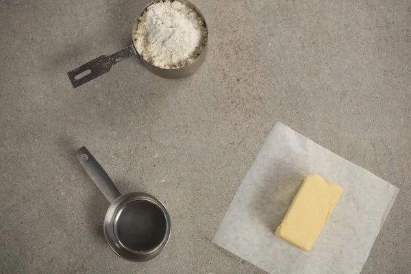 Mantequilla sobre papel de cera por colador y harina — Foto de Stock