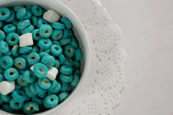 Bowl of froot loops and marshmallow — Stock Photo, Image