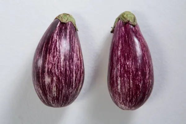 Aubergines op een witte achtergrond — Stockfoto