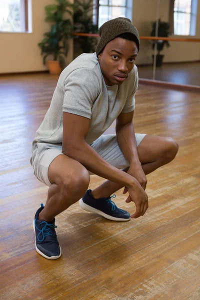 Ballerino accovacciato in studio — Foto Stock