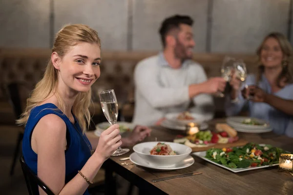 Hermosa mujer tomando champán —  Fotos de Stock