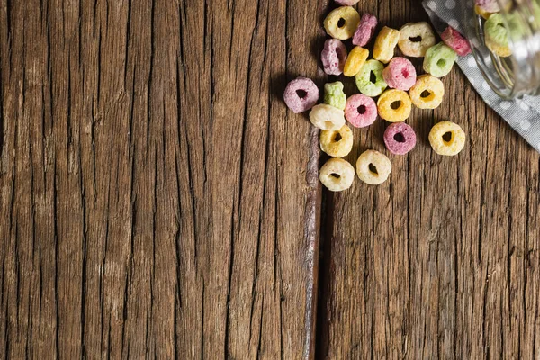 Anillos de cereales dispersos del frasco —  Fotos de Stock