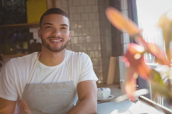 Портрет улыбающегося официанта в кафе — стоковое фото