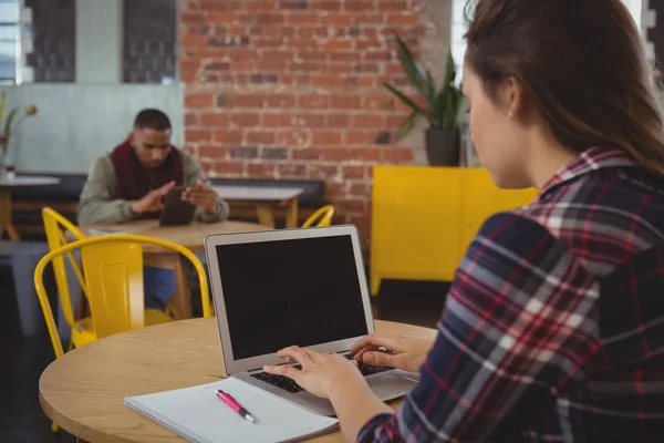 Empresária usando laptop à mesa — Fotografia de Stock