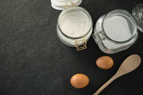 Fakanállal a tojást a cukorral — Stock Fotó