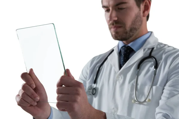 Erkek doktor cam dijital tablet kullanma — Stok fotoğraf