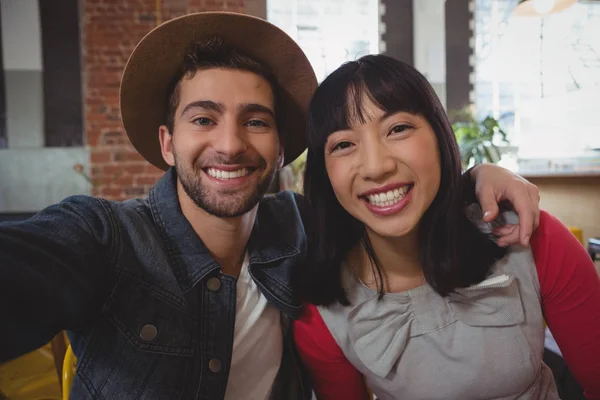 Retrato de casal sorridente no café — Fotografia de Stock