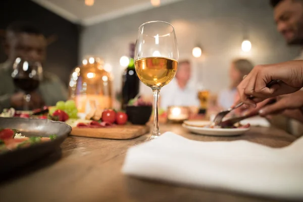 Şarap yemek masası üzerinde — Stok fotoğraf