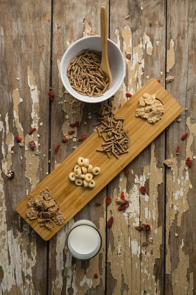 Cereales de desayuno y leche sobre mesa de madera —  Fotos de Stock
