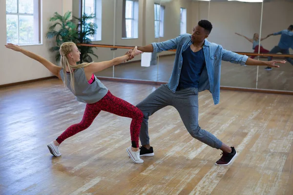 Dansers repeteren tegen spiegel — Stockfoto