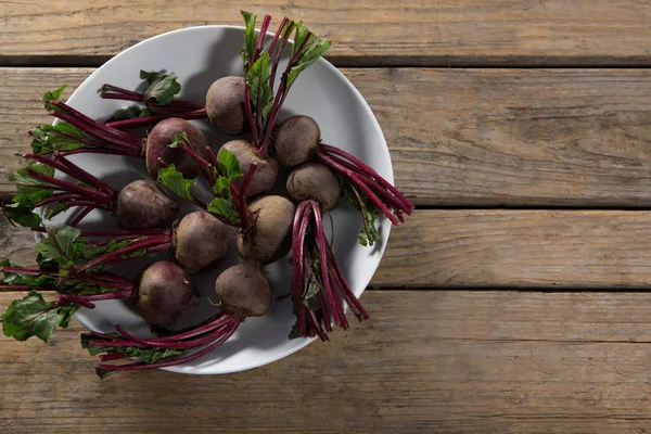 Fresh organic beetroots in a bowl — Stock Photo, Image