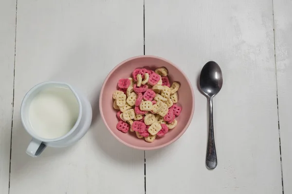 Bowl of honeycomb cereal and milk — Stock Photo, Image