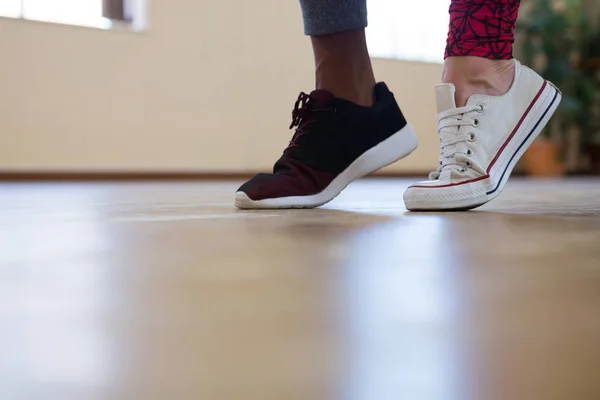 Låga delen av vänner dansar på golvet — Stockfoto