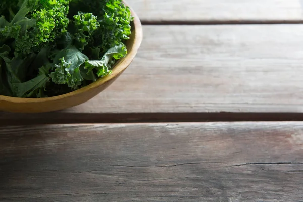 Fresh kale in bowl on table — Stock Photo, Image