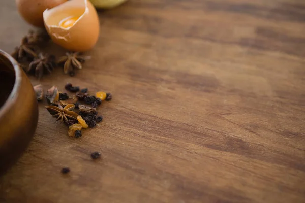 Ägg och kryddor på träbord — Stockfoto