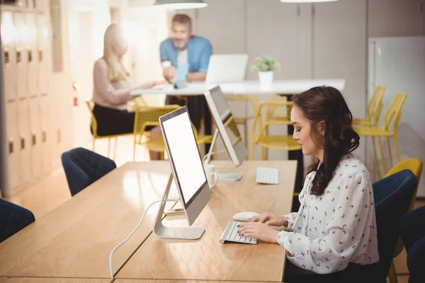 Ejecutiva femenina trabajando en computadora — Foto de Stock