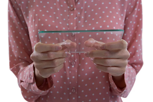 Femme utilisant une tablette numérique en verre — Photo