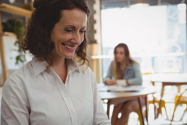 Mulher feliz no café — Fotografia de Stock