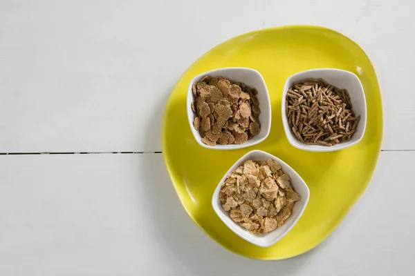 Fiocchi di grano e bastoncini di crusca di cereali in ciotola — Foto Stock