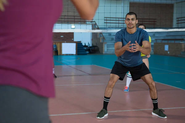 Joueur jouant au volleyball — Photo