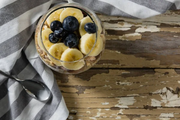 Muesli allo yogurt, banana e mirtilli a colazione — Foto Stock