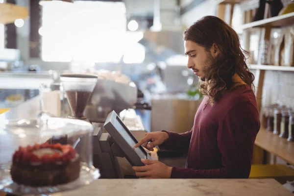 Servitören som använder kassaregister på coffee shop — Stockfoto