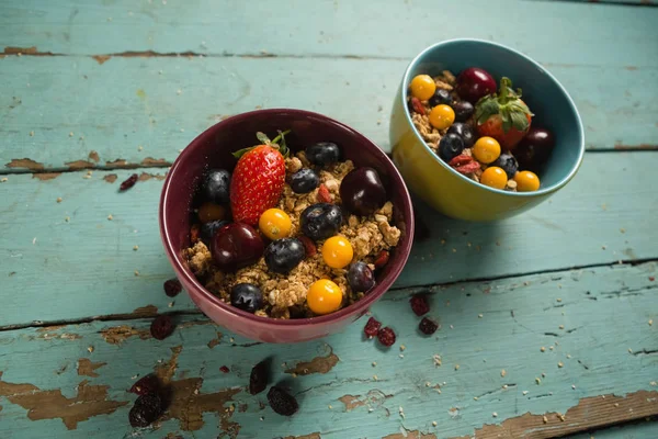 Tigelas de cereais de pequeno-almoço e frutas — Fotografia de Stock