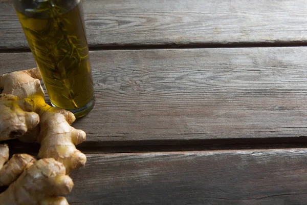 Botella de aceite por jengibre en la mesa —  Fotos de Stock