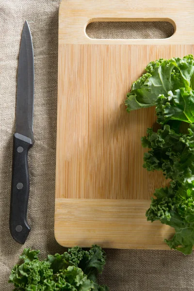 Feuilles de chou fraiche sur planche à découper avec couteau — Photo