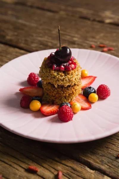 Frisk frokost med tallerken – stockfoto