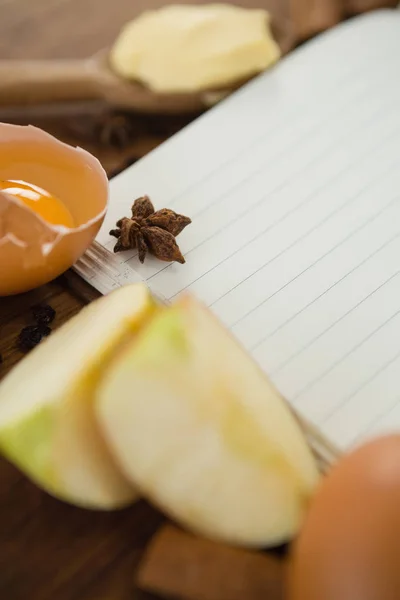 Яблучні скибочки з книгою та яйцем — стокове фото