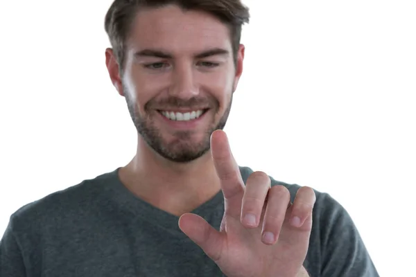 Hombre fingiendo tocar una pantalla invisible — Foto de Stock