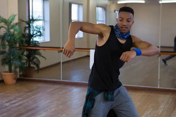 Male dancer practicing at studio — Stock Photo, Image