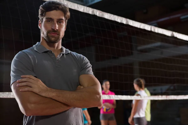 Jugador de voleibol con compañeros de equipo en el fondo —  Fotos de Stock