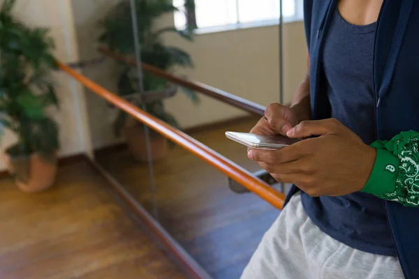 Ballerino usando il telefono in studio — Foto Stock