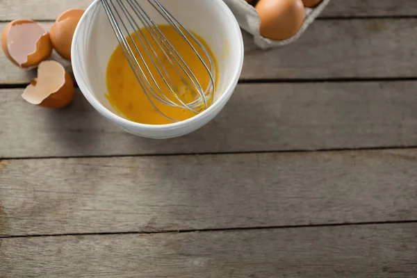 Eggs in bowl and carton — Stock Photo, Image