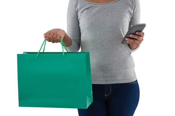 Жінка тримає сумку з мобільним телефоном — стокове фото