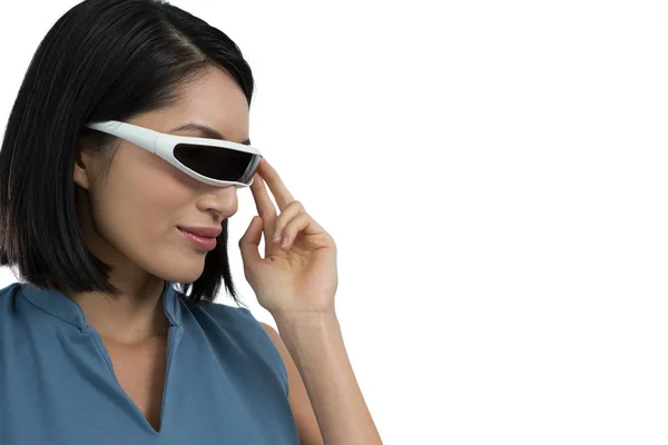 Female executive using virtual reality headset — Stock Photo, Image