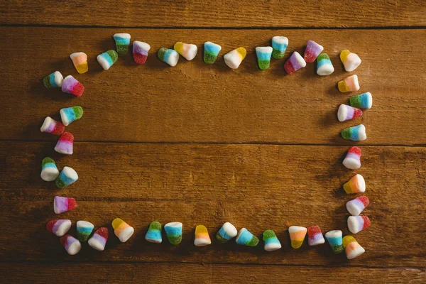 Vista aérea de coloridos caramelos de Halloween dispuestos en la mesa — Foto de Stock