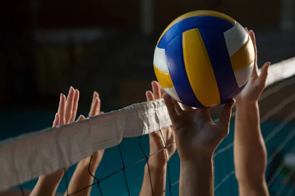 Mãos cortadas de jogadores que praticam voleibol — Fotografia de Stock