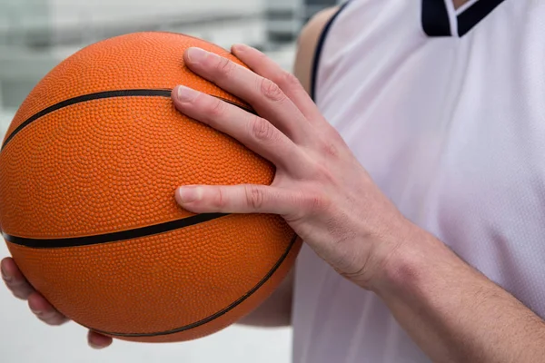 Pemain basket memegang — Stok Foto