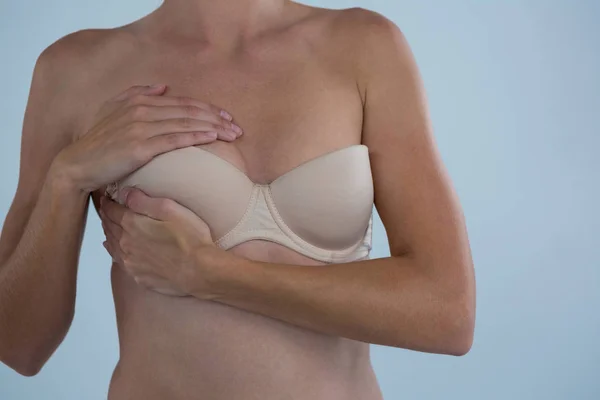 Frau kontrolliert Klumpen beim Berühren der Brust — Stockfoto