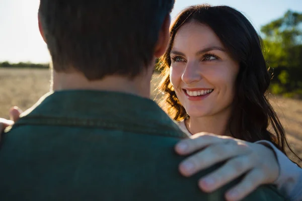 Счастливая женщина смотрит на мужчину на поле — стоковое фото